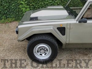 Σπάνια Lamborghini LM002 του 1989 με 18.000 χλμ. προς πώληση