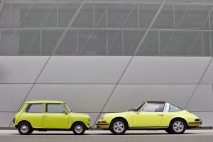 Το πρώτο Mini λέει «χρόνια πολλά» Porsche 911