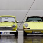 Το πρώτο Mini λέει «χρόνια πολλά» Porsche 911