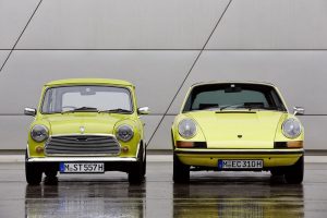 Το πρώτο Mini λέει «χρόνια πολλά» Porsche 911