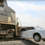 Τρένο χτυπά λιμουζίνα που κόλλησε πάνω στις ράγες (video)