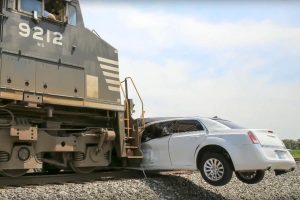 Τρένο χτυπά λιμουζίνα που κόλλησε πάνω στις ράγες (video)