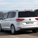 H Volkswagen λανσάρει το πιο σπορτίφ Touran R-Line