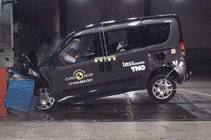 Πώς τα πήγε η νέα BMW Σειρά 5 στα crash tests; (+videos)