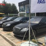 Παρατημένες Mercedes S-Class Brabus έξω από κλεισμένο ντίλερ
