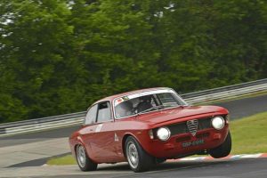 Alfa GT 1300 Junior «μαρκάρει» Porsche 996 GT3 RS στο Nurburgring (video)