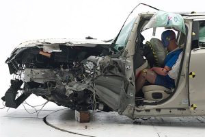 To μεγάλο σεντάν Lincoln MKS διαλύθηκε σε crash test! (+video)