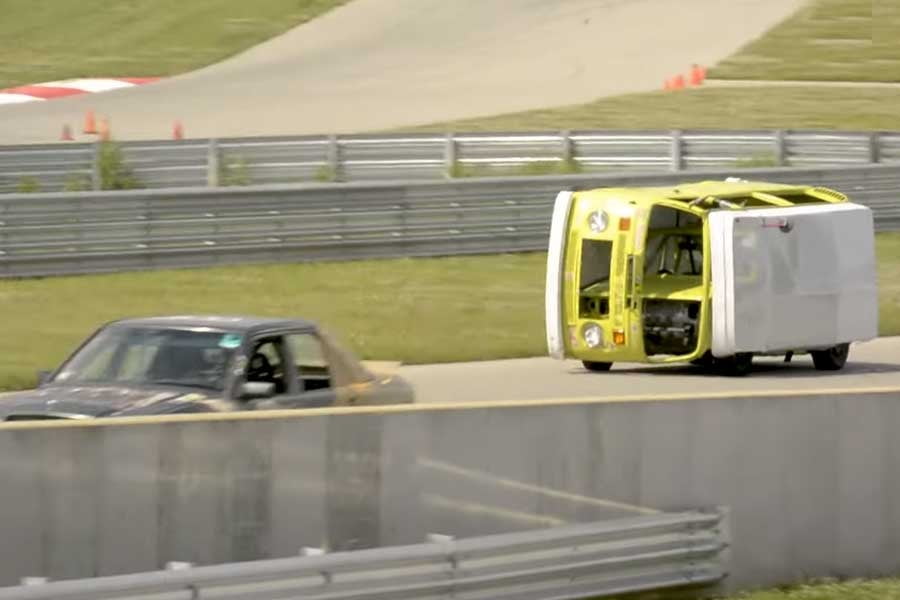 Το πρώτο βαν στον κόσμο που πάει με το πλάι. Κυριολεκτικά (+video)