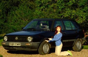 Φουσκωτή κούκλα πουλάει μεταχειρισμένο VW Golf Mk2