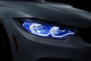 BMW M4 Concept Iconic Lights φωτίζει στα 600 μέτρα!