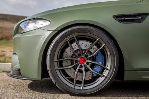 BMW M5 ντύθηκε στα χακί και βγήκε για… περίπολο