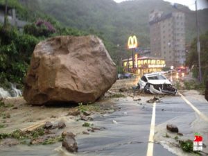 Βράχος από κατολίσθηση σταματά δίπλα από αυτοκίνητο!