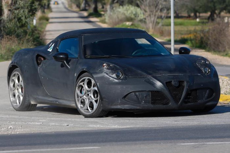 Βολτάρει με καμουφλάζ η νέα Αlfa Romeo 4C