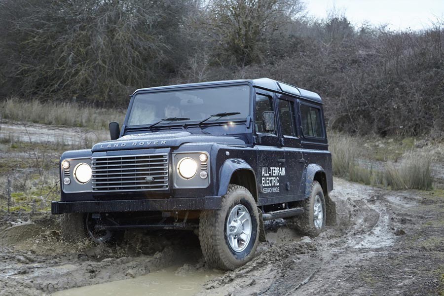 Το Land Rover Defender… μπαίνει στην πρίζα