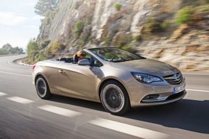 Τα Opel ADAM και Cascada «παίζουν» τέννις