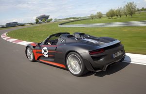 Η Porsche αποκαλύπτει την κορυφαία 918 Spyder