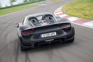 Η Porsche αποκαλύπτει την κορυφαία 918 Spyder