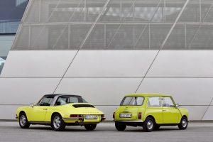 Το πρώτο Mini λέει «χρόνια πολλά» Porsche 911