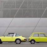 Το πρώτο Mini λέει «χρόνια πολλά» Porsche 911