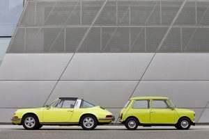 Το πρώτο Mini λέει «χρόνια πολλά» Porsche 911