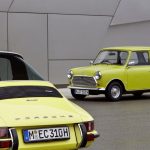 Το πρώτο Mini λέει «χρόνια πολλά» Porsche 911