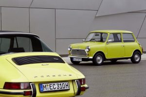 Το πρώτο Mini λέει «χρόνια πολλά» Porsche 911