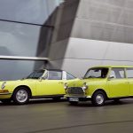 Το πρώτο Mini λέει «χρόνια πολλά» Porsche 911