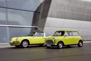 Το πρώτο Mini λέει «χρόνια πολλά» Porsche 911