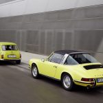 Το πρώτο Mini λέει «χρόνια πολλά» Porsche 911