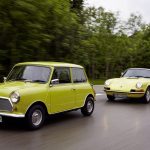 Το πρώτο Mini λέει «χρόνια πολλά» Porsche 911