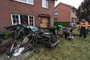 Σώος βγήκε ο οδηγός από κομμένο στα δύο Audi S8