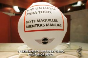 MINI: «Μην βάφεστε όταν οδηγείτε» (video)