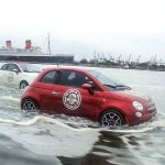 Το Fiat 500 κάνει σέρφινγκ στην Καλιφόρνια