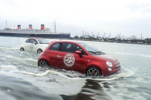 Το Fiat 500 κάνει σέρφινγκ στην Καλιφόρνια