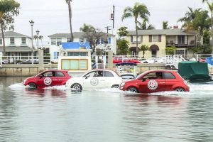 Το Fiat 500 κάνει σέρφινγκ στην Καλιφόρνια