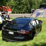 Tesla Model S χτύπησε κολόνα ρεύματος και προκάλεσε blackout