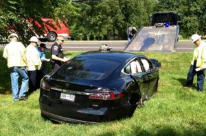 Tesla Model S χτύπησε κολόνα ρεύματος και προκάλεσε blackout