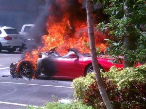 Ferrari F430 έπιασε φωτιά, ενώ ήταν σταθμευμένη