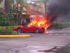 Ferrari F430 έπιασε φωτιά, ενώ ήταν σταθμευμένη
