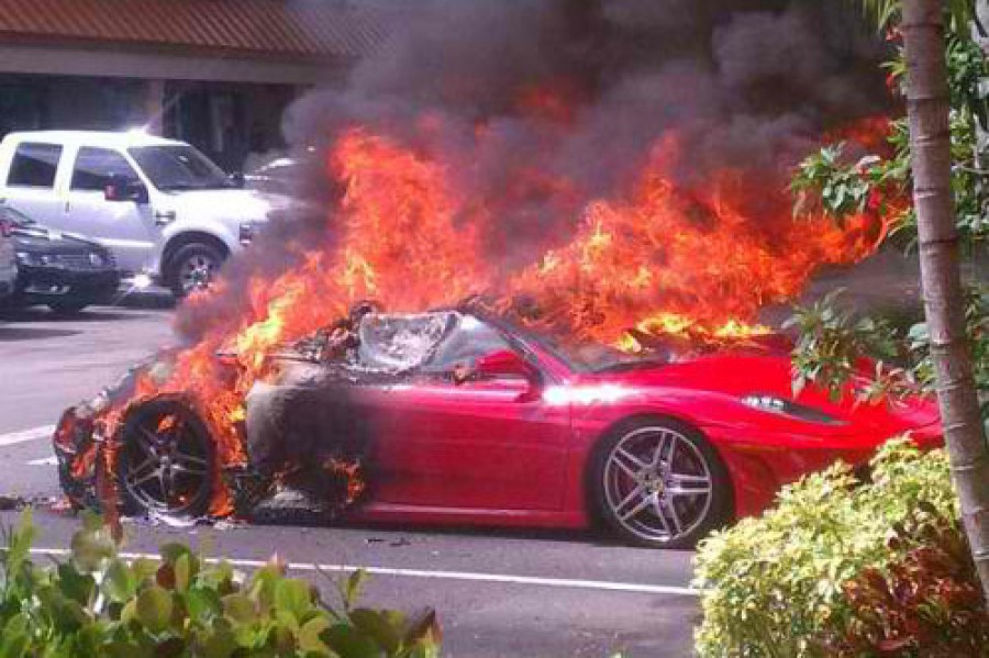 Ferrari F430 έπιασε φωτιά, ενώ ήταν σταθμευμένη