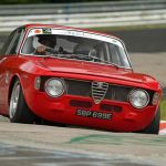 Alfa GT 1300 Junior «μαρκάρει» Porsche 996 GT3 RS στο Nurburgring (video)