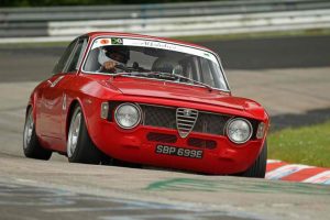 Alfa GT 1300 Junior «μαρκάρει» Porsche 996 GT3 RS στο Nurburgring (video)