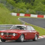 Alfa GT 1300 Junior «μαρκάρει» Porsche 996 GT3 RS στο Nurburgring (video)