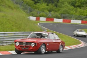 Alfa GT 1300 Junior «μαρκάρει» Porsche 996 GT3 RS στο Nurburgring (video)