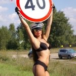 Ρωσίδες κάνουν στριπτίζ στο δρόμο για μείωση της ταχύτητας...