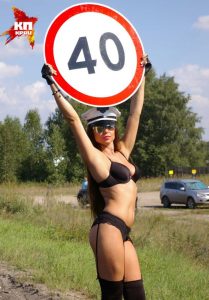 Ρωσίδες κάνουν στριπτίζ στο δρόμο για μείωση της ταχύτητας…