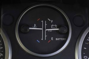 Το ηλεκτρικό Defender σέρνει 12τονο τραινάκι!