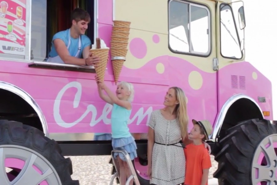 Τεράστιο van της Skoda μοιράζει τεράστιο δωρεάν παγωτό
