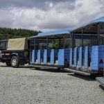 Το ηλεκτρικό Defender σέρνει 12τονο τραινάκι!