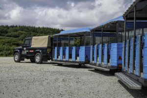 Το ηλεκτρικό Defender σέρνει 12τονο τραινάκι!